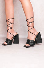 Load image into Gallery viewer, Quilted Pyramid Heels- Black