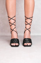 Load image into Gallery viewer, Quilted Pyramid Heels- Black